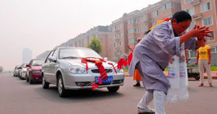 Chinese woman pulls eight cars with her hair